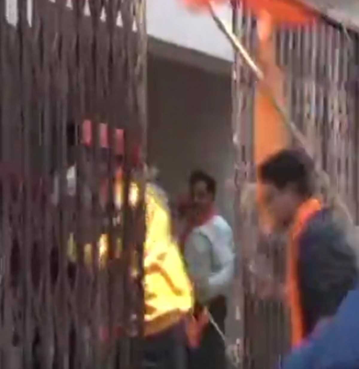 जबलपुर के कांग्रेस दफ्तर में बजरंग दल कार्यकर्ताओं ने की तोड़फोड़